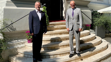 Bundesbeauftragter Fabritius mit Botschafter Cord Meier-Klodt vor der deutschen Botschaft in Bukarest