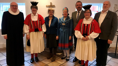 Beauftragter Fabritius u.a. mit der Vorsitzenden des Friesenrats, Ilse Johanna Christiansen, sowie Pastor Jon Hardon Hansen in der Stallkirche auf Sylt